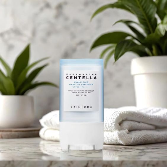 Madagascar Centella Hyalu-Cica Silky-Fit Sun Stick - Stick solaire [20g] - SKIN 1004 - Beauty Care